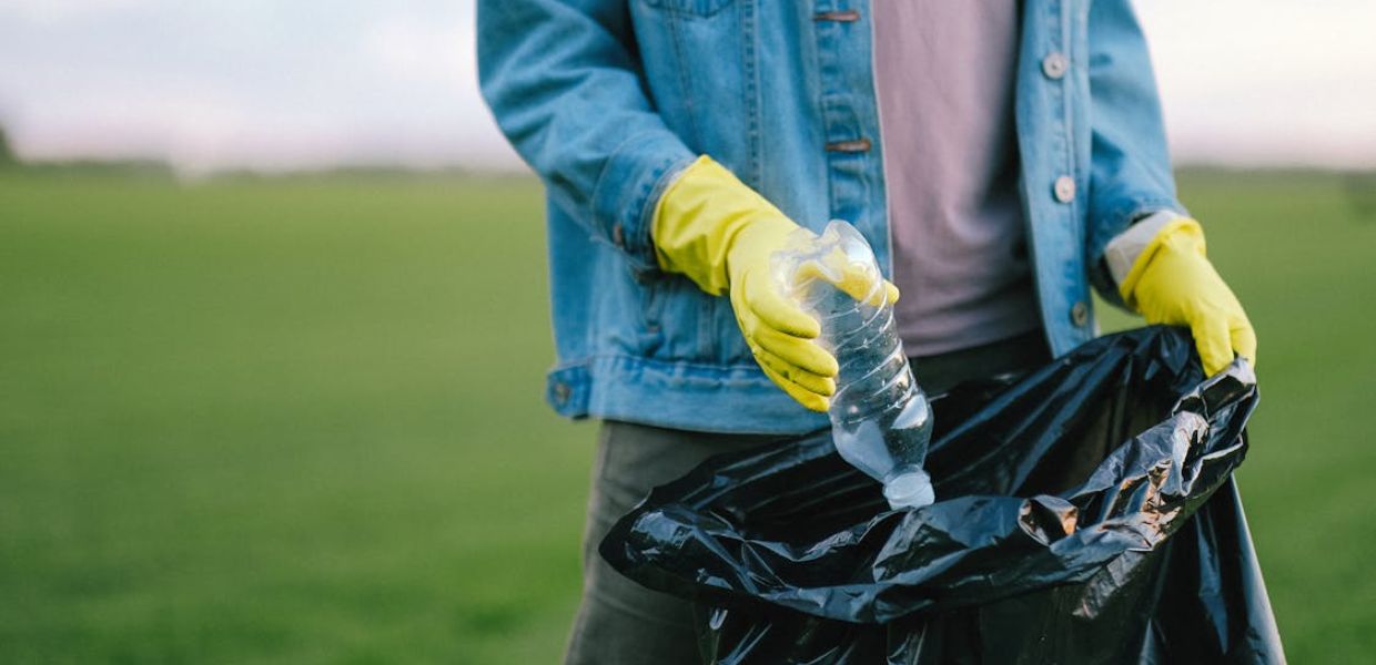 Rifiuti, città più sporche di spiagge e parchi. Il report Plastic Pull