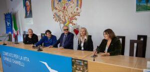 Solidarietà, a Perugia ‘Risate a Cielo Aperto’ per il Comitato Daniele Chianelli 2 Solidarietà, a Perugia ‘Risate a Cielo Aperto’ per il Comitato Daniele Chianelli, conferenza stampa