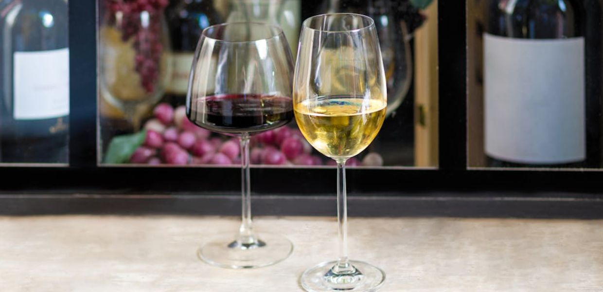 Un test su 30 vini svela la contaminazione da PFAS e pesticidi