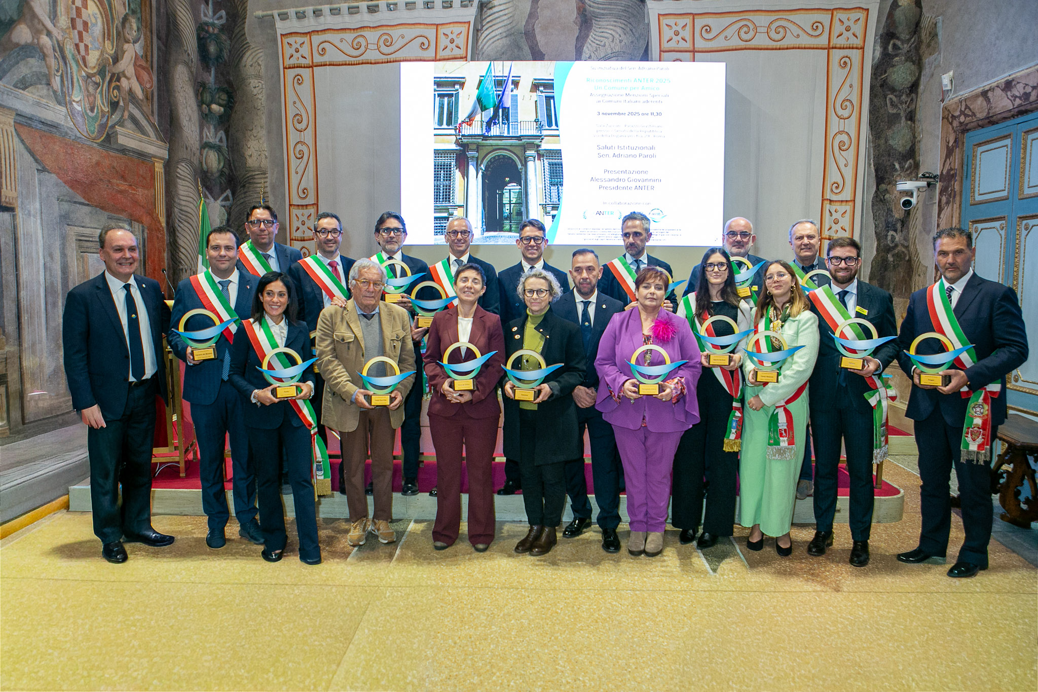 Nella Sala Zuccari di Palazzo Giustiniani a Roma si è tenuta mattina la cerimonia di consegna dei riconoscimenti ai primi venti sindaci che hanno concluso il percorso di adesione al progetto 'Un Comune per Amico'. 