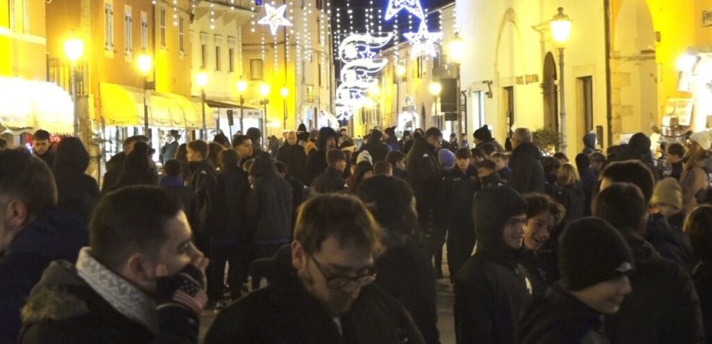 A Cascia (Pg) il Natale si accende con il Christmas Wonder Village, tra luci e tradizioni, tante persone