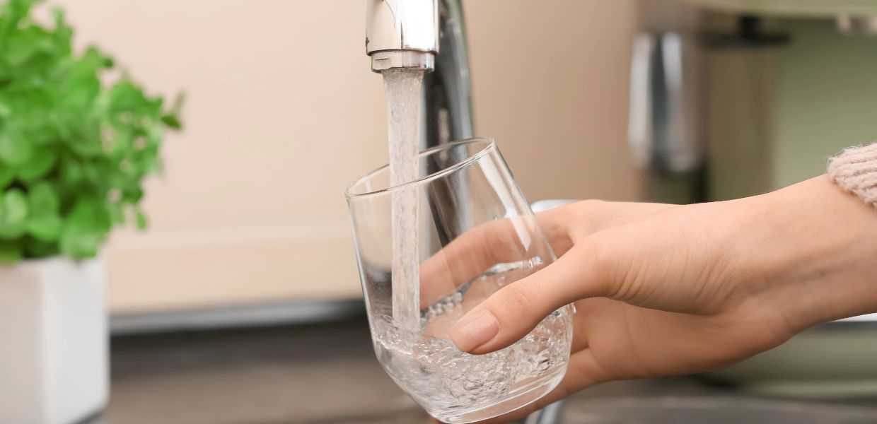 Acqua del rubinetto, la bevono 8 italiani su 10