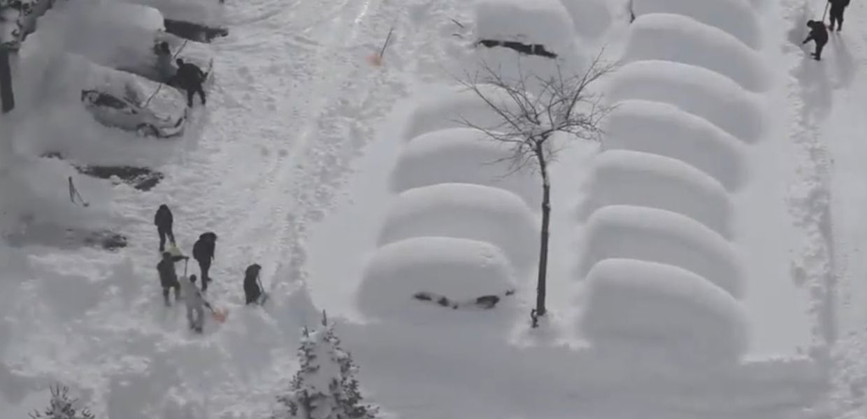 Oltre tre metri di neve sono caduti Prato Nevoso, Cuneo. Le immagini virali dal web. A New York si prevede la nevicata più copiosa dal 2022.