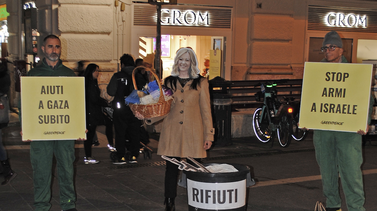 Armi o pane per Gaza?, Greenpeace in azione a Roma
