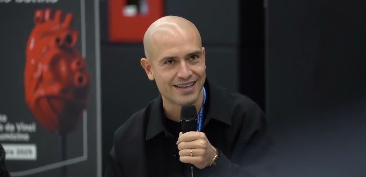 Un invito per i viaggiatori a ritrovare, anche solo per un istante, il senso profondo dell'essere parte di un'umanità condivisa. L'opera d Jago all'aereoporto di Fiumicino.