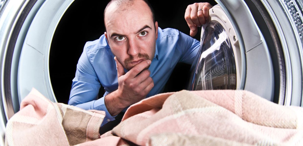 Fare la lavatrice di sera non solo non fa risparmiare, ma può addirittura aumentare la spesa. Lo studio di Consumerismo.