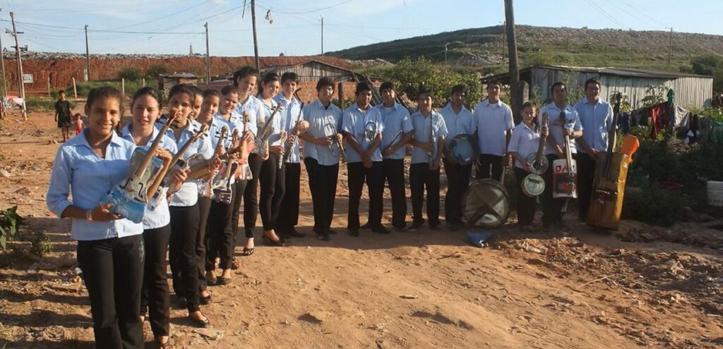 Musica e riciclo con l’Orquesta reciclada di Cateura (Paraguay) 1 Musica e riciclo con l’Orquesta reciclada di Cateura (Paraguay), musicisti in discarica