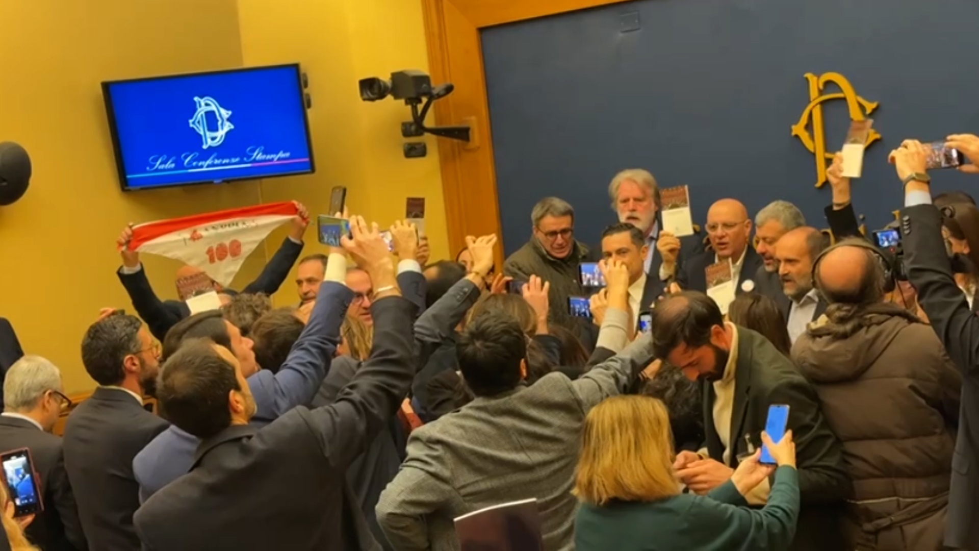 Remigrazione, opposizioni occupano la Camera e impediscono la conferenza dei neofascisti