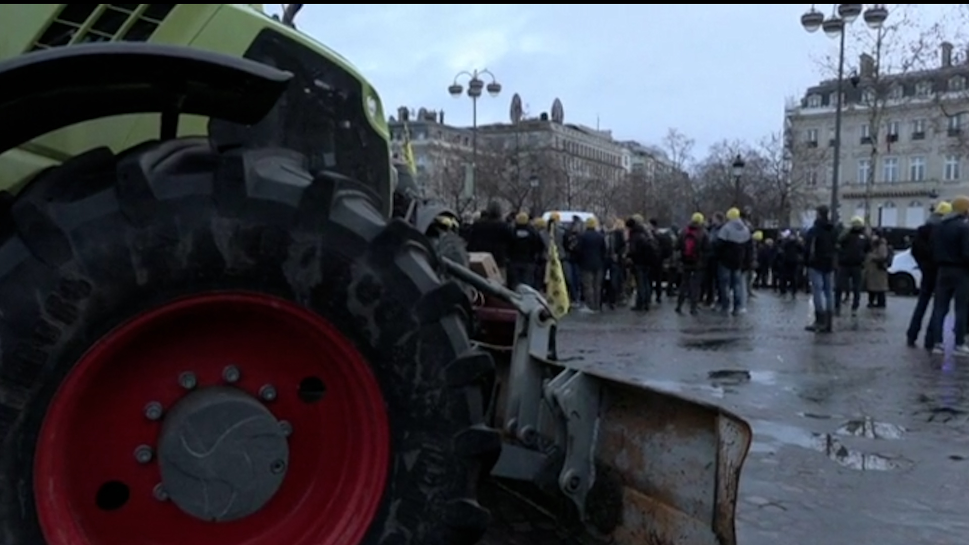 Mercosur, trattori a Parigi contro l'accordo, dopo il sì dell'Italia la Francia è l'ultimo paese contrario