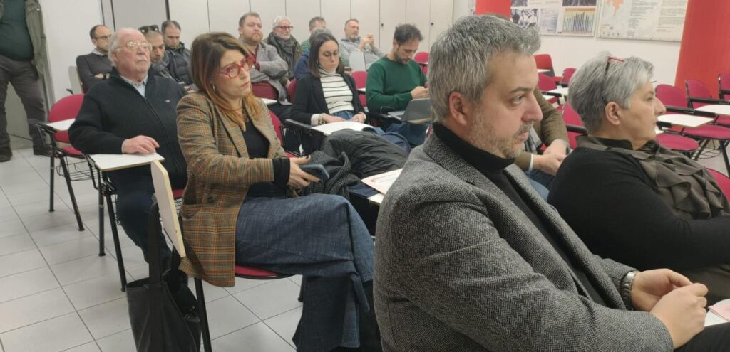 Terni, crisi economica, incontro Cgil e parlamentari 2 Terni, crisi economica, incontro Cgil e parlamentari, platea e Piccolotti