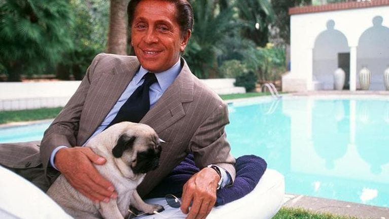 Addio a Valentino, dai look più iconici all'amore per i cani 6 carlini