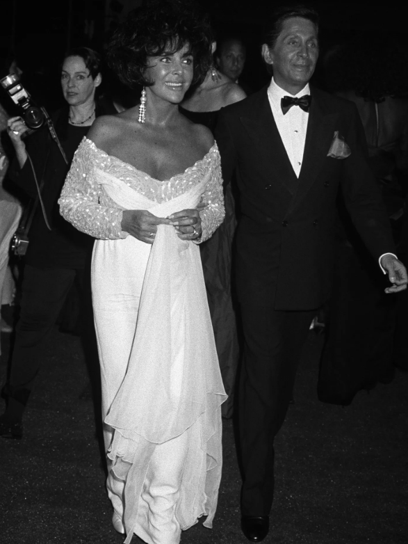 Addio a Valentino, dai look più iconici all'amore per i cani 1 f