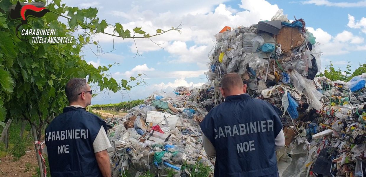 rifiuti traffico illecito fatture false denunce