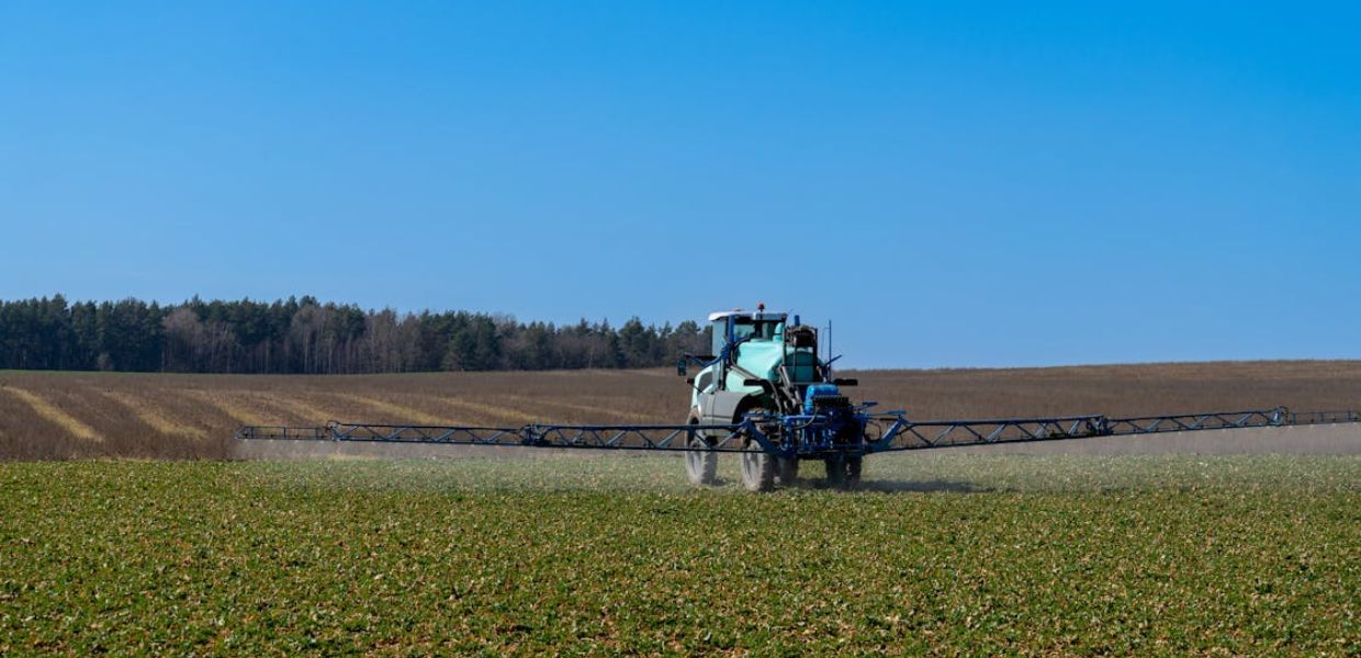 Glifosato, con il pacchetto Omnibus via libera all'uso illimitato di 49 pesticidi
