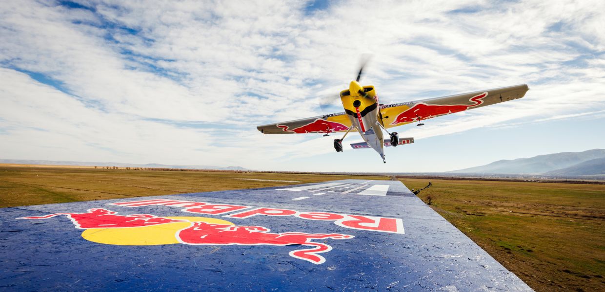 Impresa eccezionale in Turchia, atterraggio e decollo da un treno in movimento