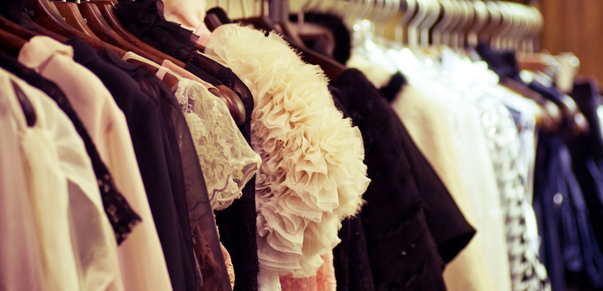 Nuove regole che vietano di distruggere i vestiti invenduti per un'industria della moda con meno sprechi, più circolare e trasparente. Ecco cosa prevedono.