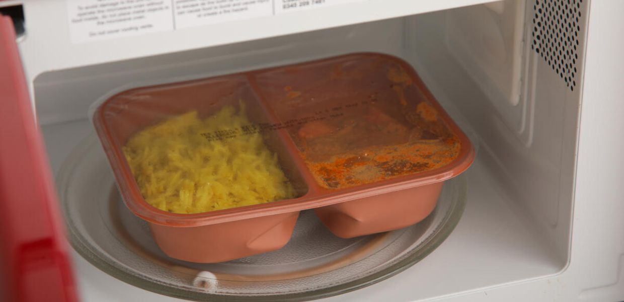 Microplastiche e sostanze tossiche, i rischi dei cibi pronti confezionati nella plastica riscaldati al microonde