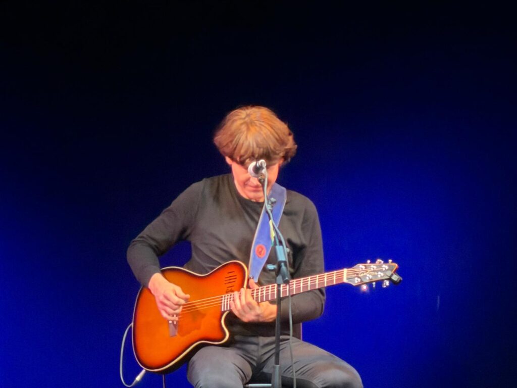 Musica, Mauro Di Maggio torna con la band nel tour ‘Fuori Tonalità Live’, Mauro Di Maggio alla chitarra