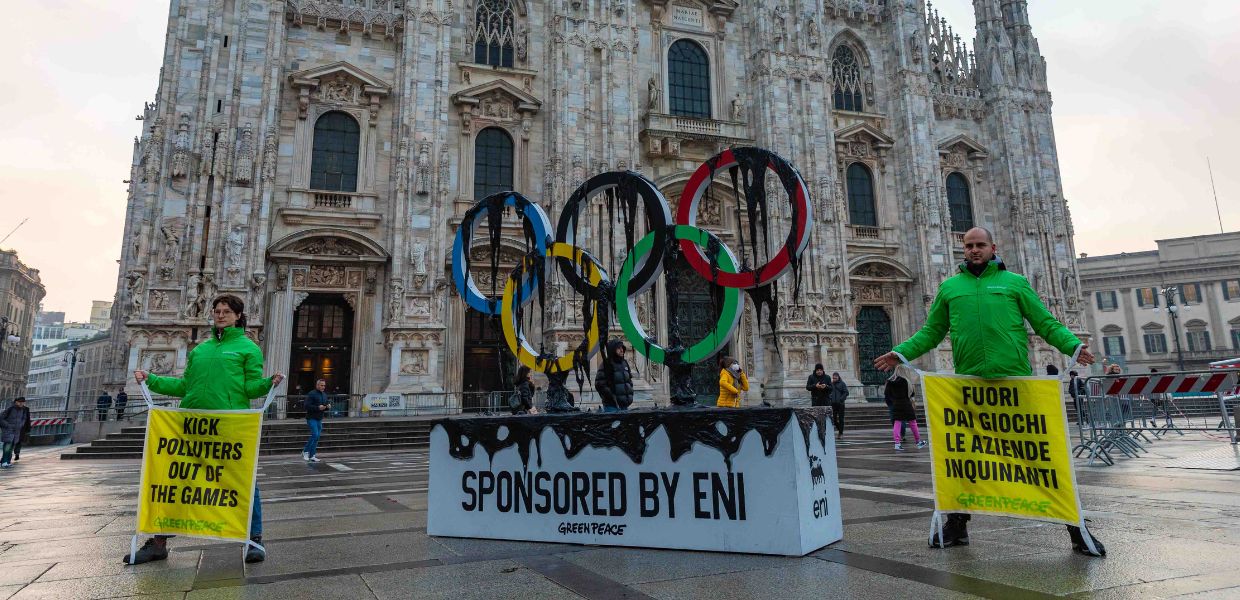 Olimpiadi Milano Cortina, la protesta di Greenpeace “Fuori dai giochi le aziende inquinanti”