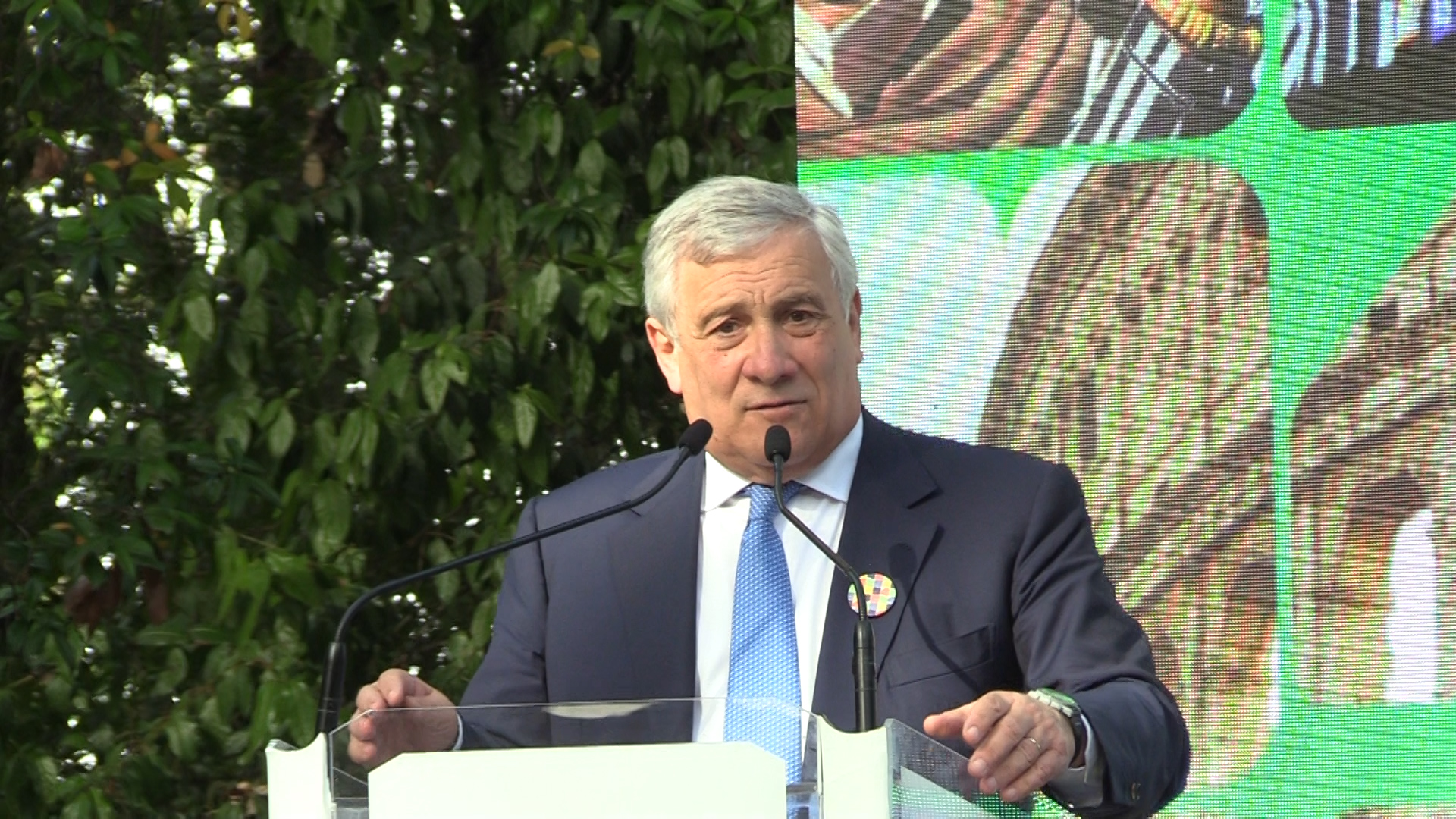 Ancora dazi, Trump impone il 10% globale e Tajani rassicura i produttori italiani