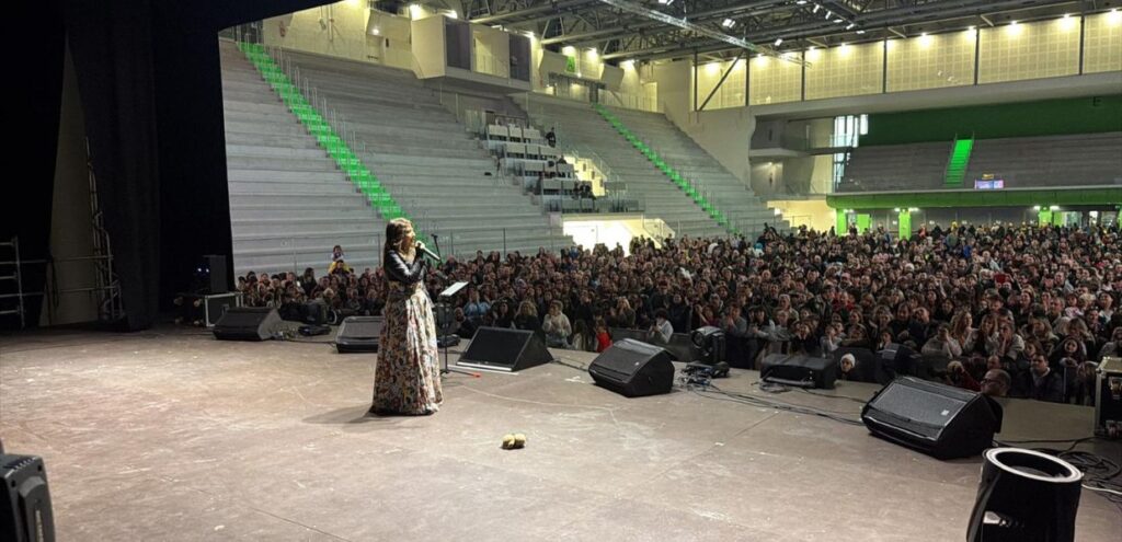 Spettacolo, Cristina D’Avena entusiasma il Palaterni al ‘Carnevale di San Valentino’ 2 pettacolo, Cristina D’Avena entusiasma il Palaterni al ‘Carnevale di San Valentino’, foto dal palco