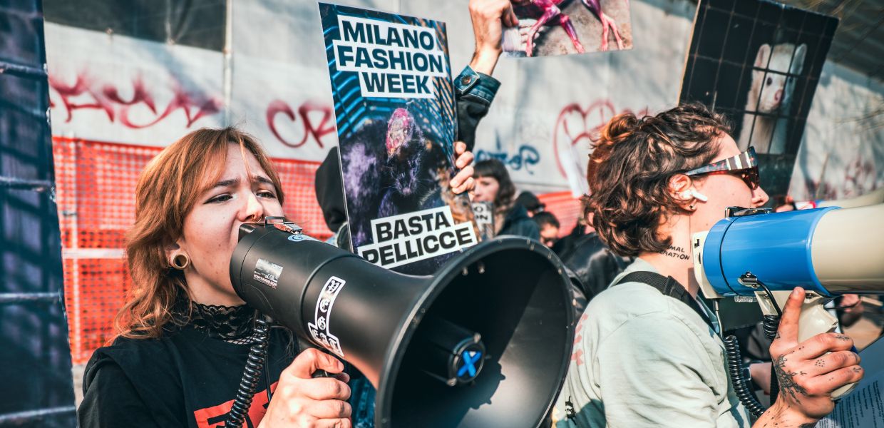 Gli attivisti anti-pelliccia chiedono alla Camera Nazionale della Moda Italiana di adottare una politica fur-free in linea con New York, Londra e le altre principali Fashion Week.
