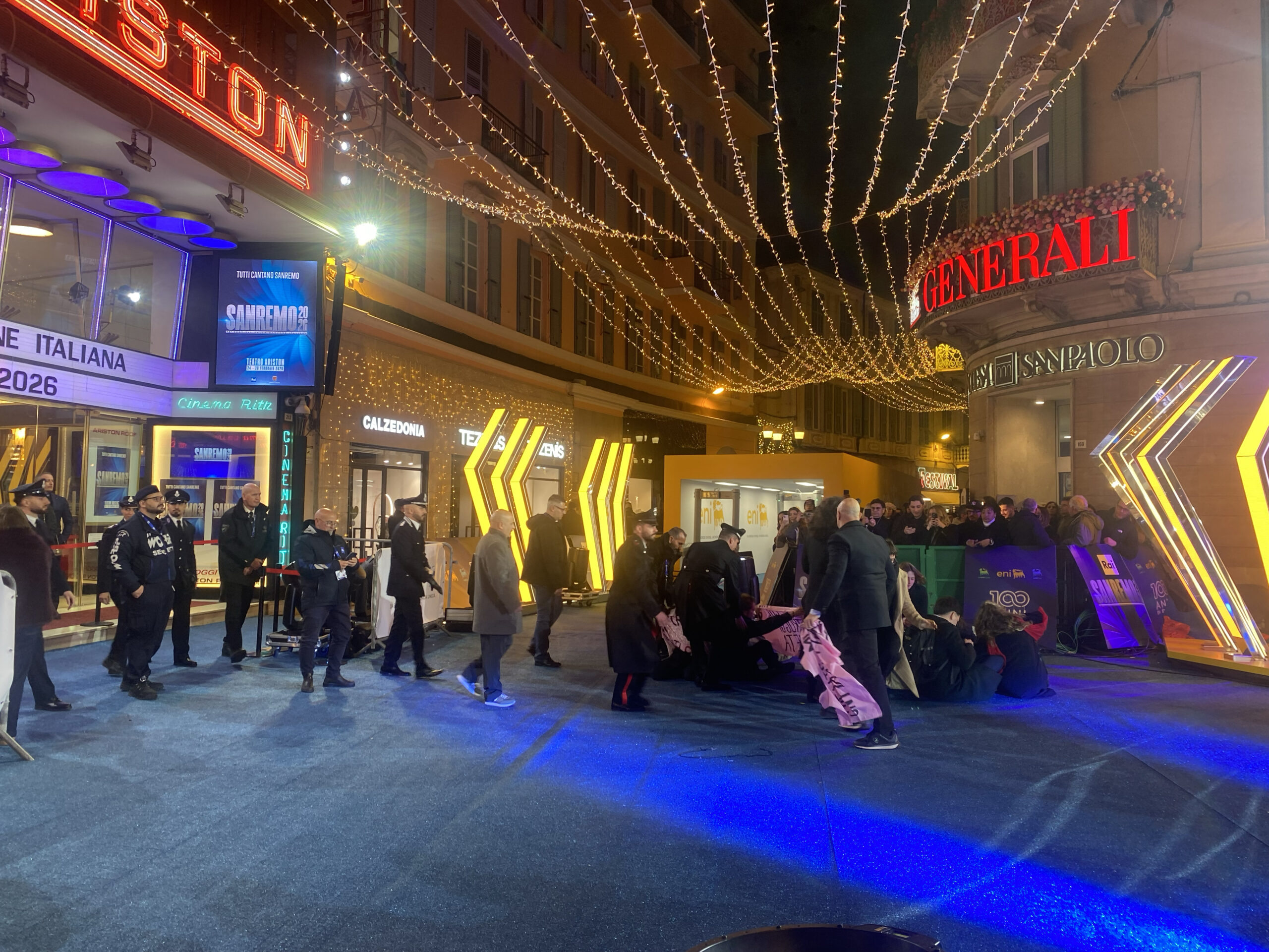 Nella serata inaugurale del Festival di Sanremo, Extinction Rebellion ha invaso la passerella davanti al teatro Ariston per denunciare le politiche ecocide e l’operazione di greenwashing dei principali sponsor, Eni e Costa Crociere.