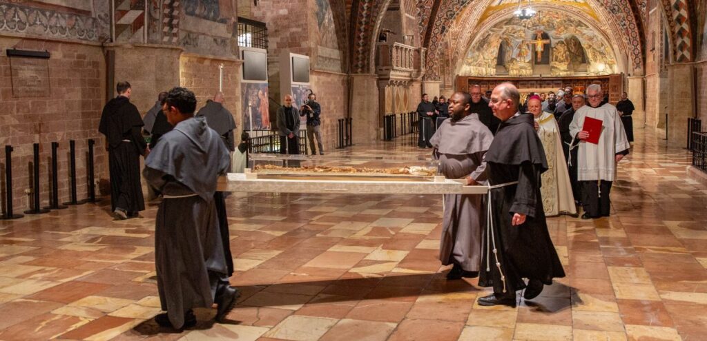 Assisi, oltre 370 mila pellegrini per le spoglie mortali di San Francesco 1 Assisi oltre 370 mila pellegrini per le spoglie mortali di San Francesco corpo San Franscesco