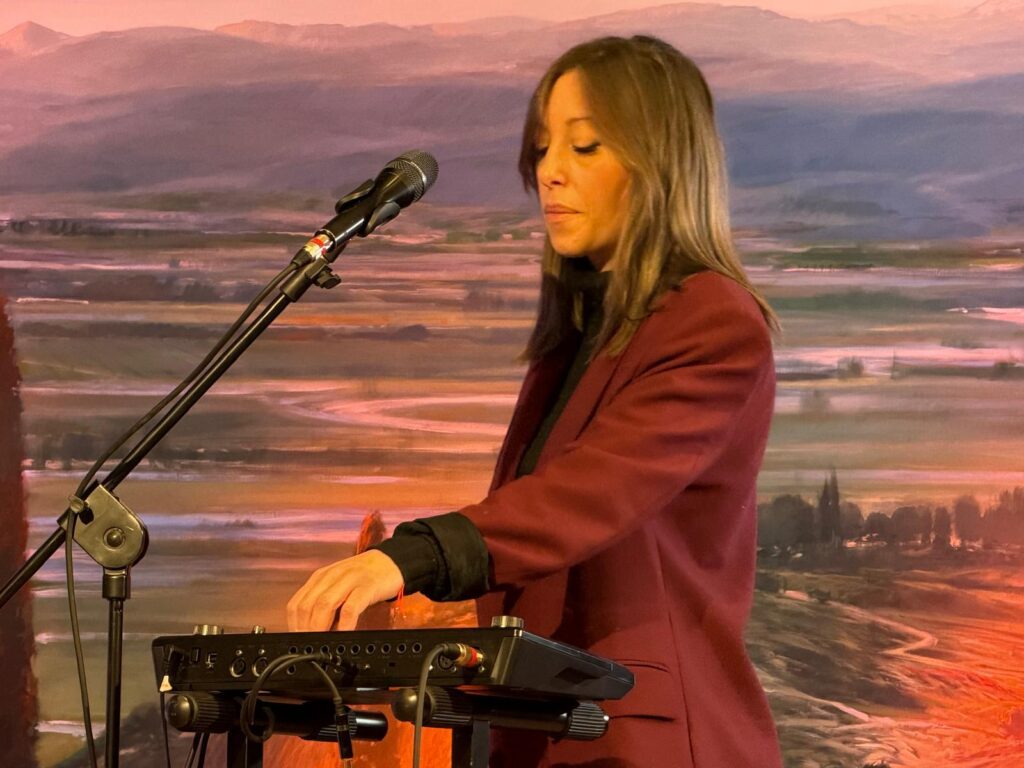 La Valigia dell’artista giovedì 19 marzo alle 2130, la quinta puntata con musica, vino, cultura e pittura, Cecilia Brunori
