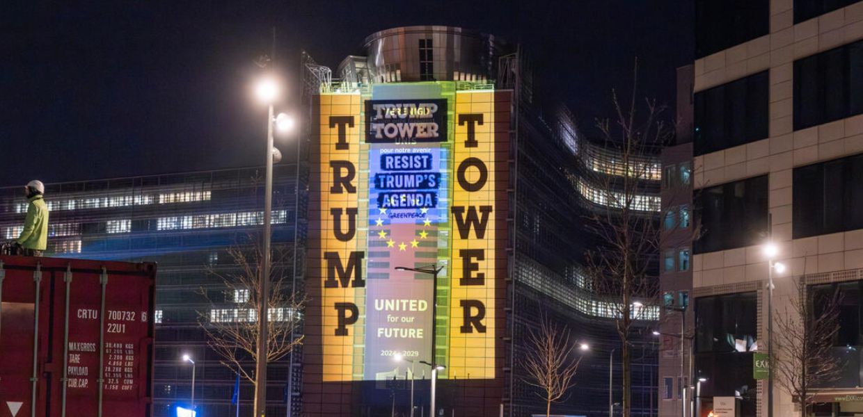 Protesta di Greenpeace alla Commissione europea Fermiamo i piani di Trump