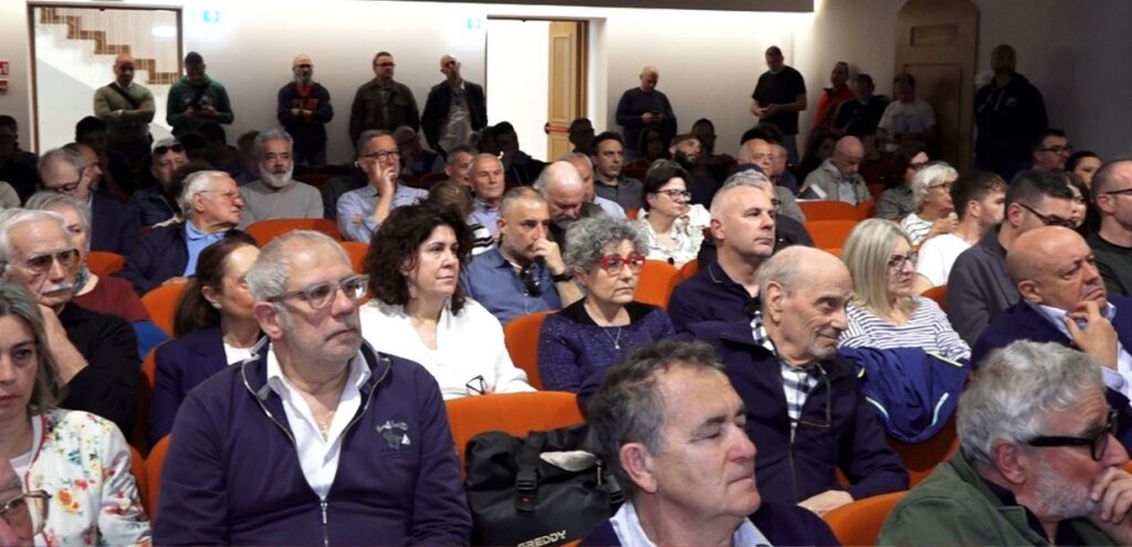 Cgil Terni, evento con le proposte per uscire dalla crisi 2 Cgil Terni, evento con le proposte per uscire dalla crisi, foto platea