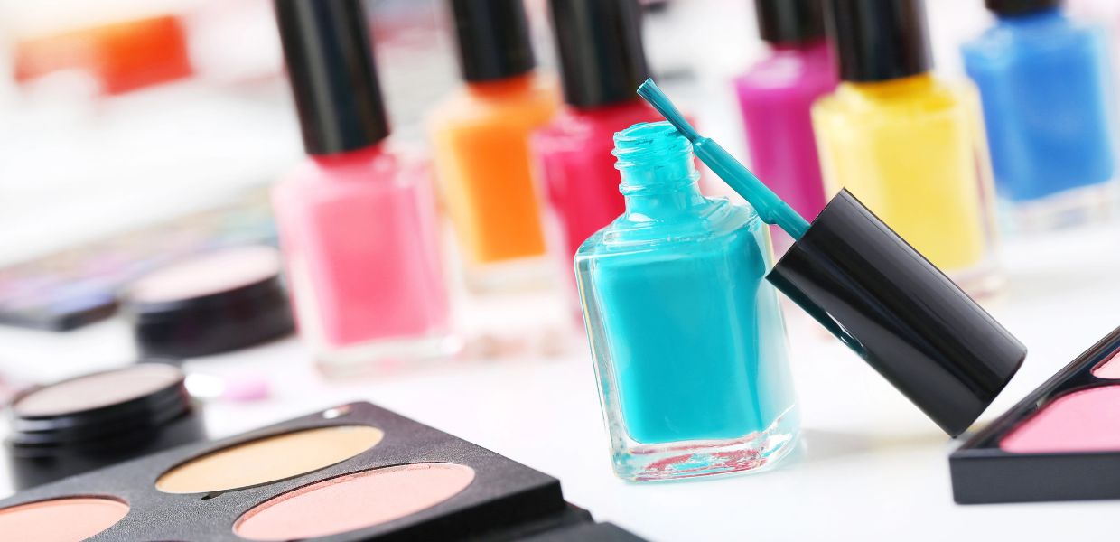 Cosmetici, dal 1° maggio nuova stretta Ue. Cosa cambia per parrucchieri, estetisti e profumerie