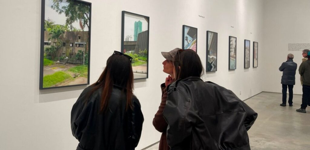 Fotografia, a Foligno in mostra le ‘città’ di Giovanna Silva, foto mostra con persone