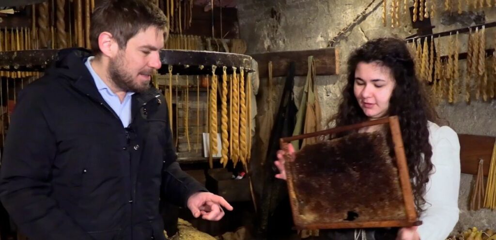 La Valigia dell’artista giovedì 2 aprile alle 2130, con i ceraioli di Bevagna, Ballarano e i Musai di Gabriella Grisanti, Alessandra Balestra