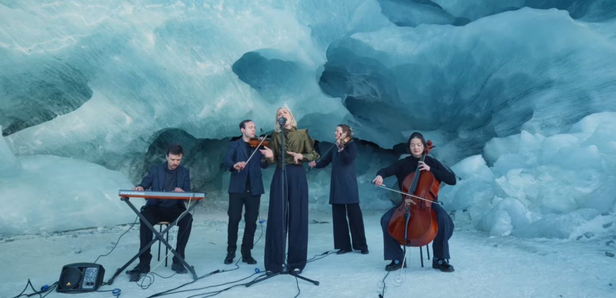 Cantare in un ghiacciaio per richiamare l’attenzione sul cambiamento climatico. L'esibizione della cantautrice svizzera To Athena, in una grotta scavata nel Ghiacciaio del Morteratsch, Svizzera, organizzata da Greenepace.