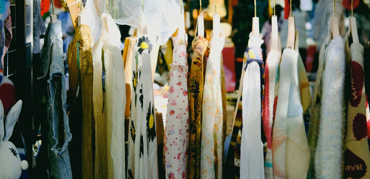 Il second hand da solo non cambia il sistema. Comprare di più perché "tanto è usato" vanifica i benefici ambientali.