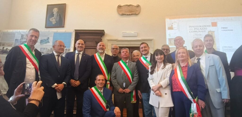 Norcia, inaugurato Palazzo Comunale: modello internazionale di sicurezza sismica 1 Norcia, inaugurato Palazzo Comunale modello internazionale di sicurezza sismica, foto autorità