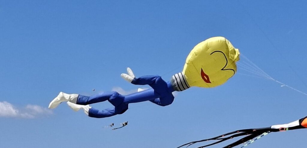 Castiglione del Lago (Pg), successo per il ritorno di ‘Coloriamo i cieli’, foto aquiloni