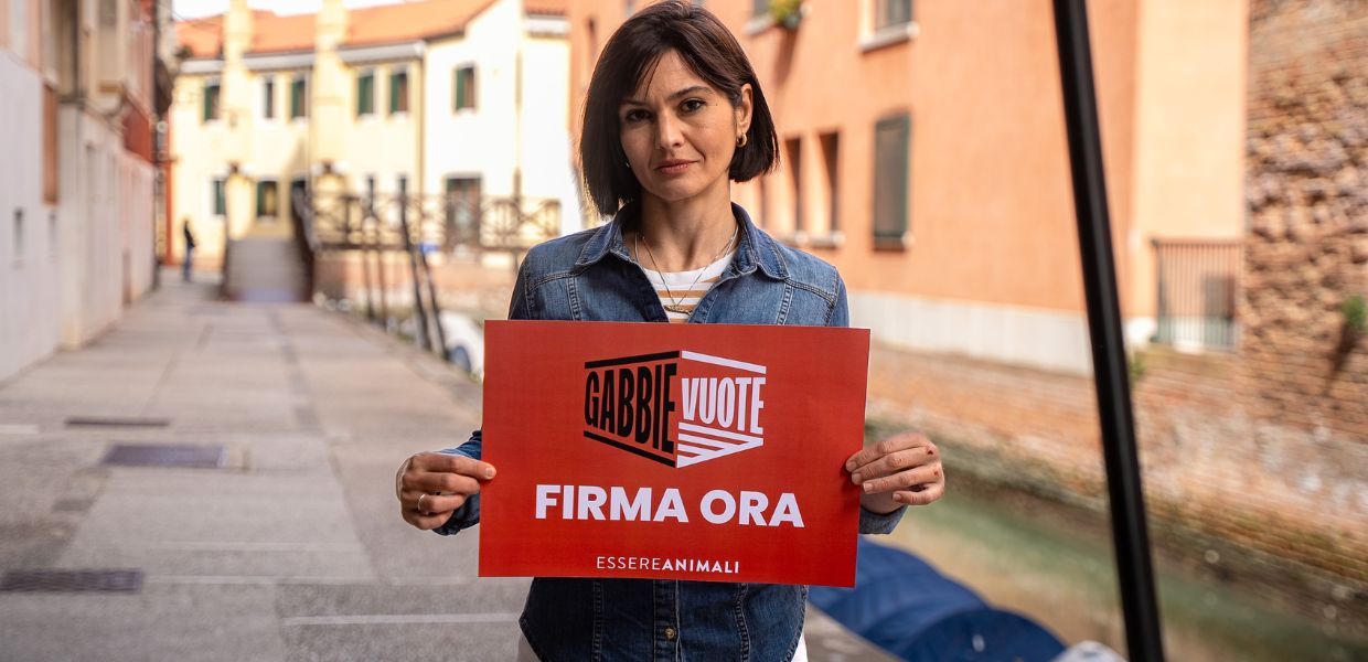 La chef stellata Chiara Pavan sostiene la proposta di legge di Essere Animali per chiedere il divieto delle gabbie negli allevamenti intensivi.