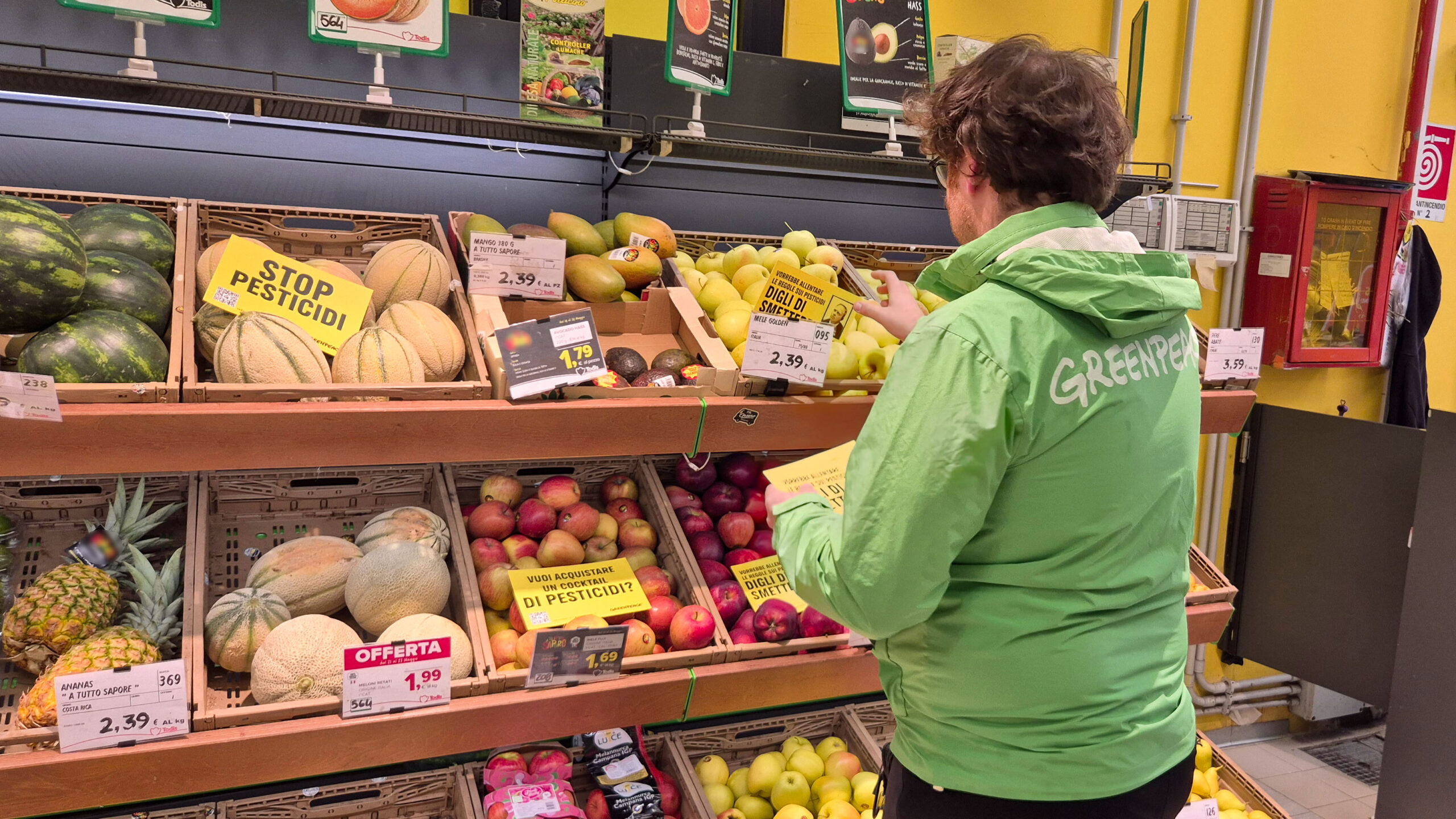 Pesticidi, Greenpeace nei supermercati per chiedere più tutele per salute e ambiente 2 Pesticidi GP 8 scaled