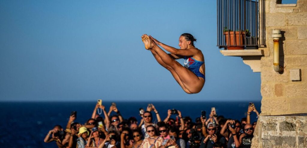 Tuffi, adrenalina e scenari mozzafiato nel ‘Red Bull Cliff Diving’, foto tuffo