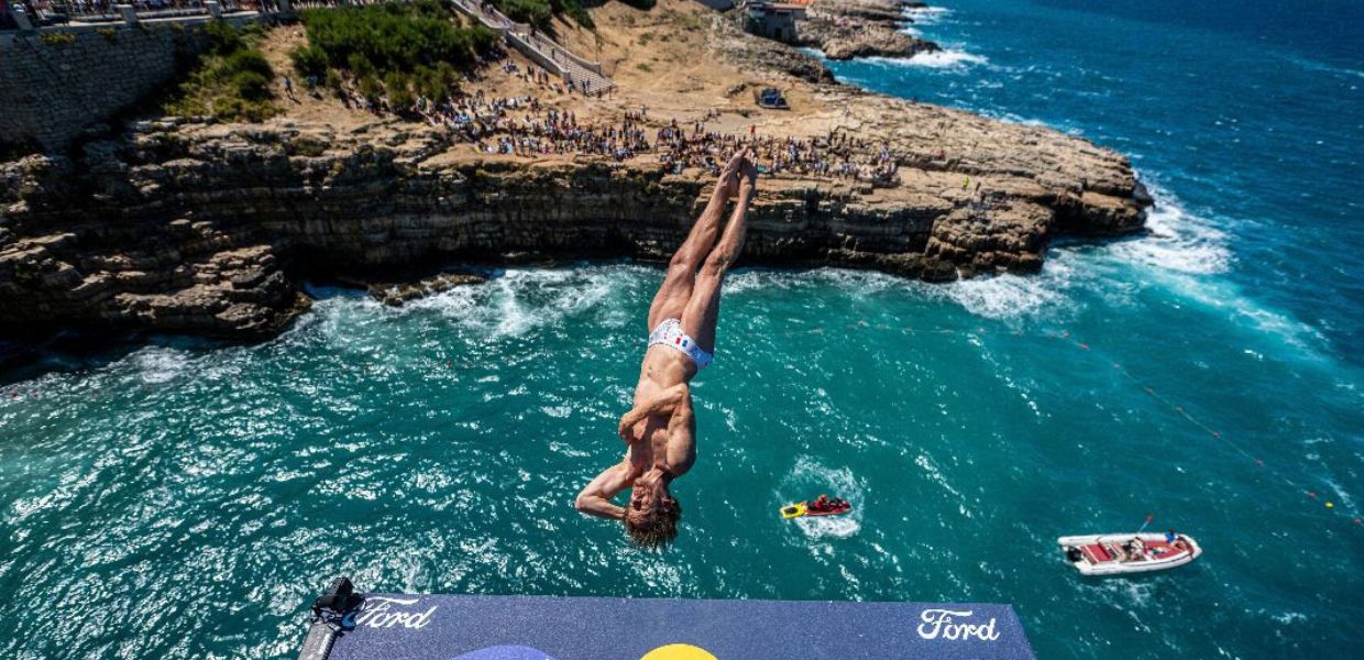 Tuffi, adrenalina e scenari mozzafiato nel ‘Red Bull Cliff Diving’