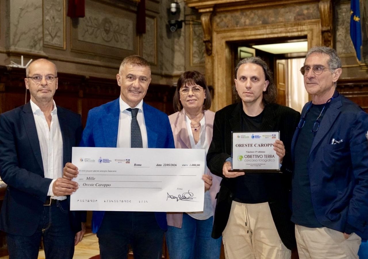 “OBIETTIVO TERRA 2026”: vince Oreste Caroppo con la foto di tre esuvie di cicale, scattata nella Zona Speciale di Conservazione Bosco Pecorara in Puglia. Uno scatto simbolo di metamorfosi e rinascita.