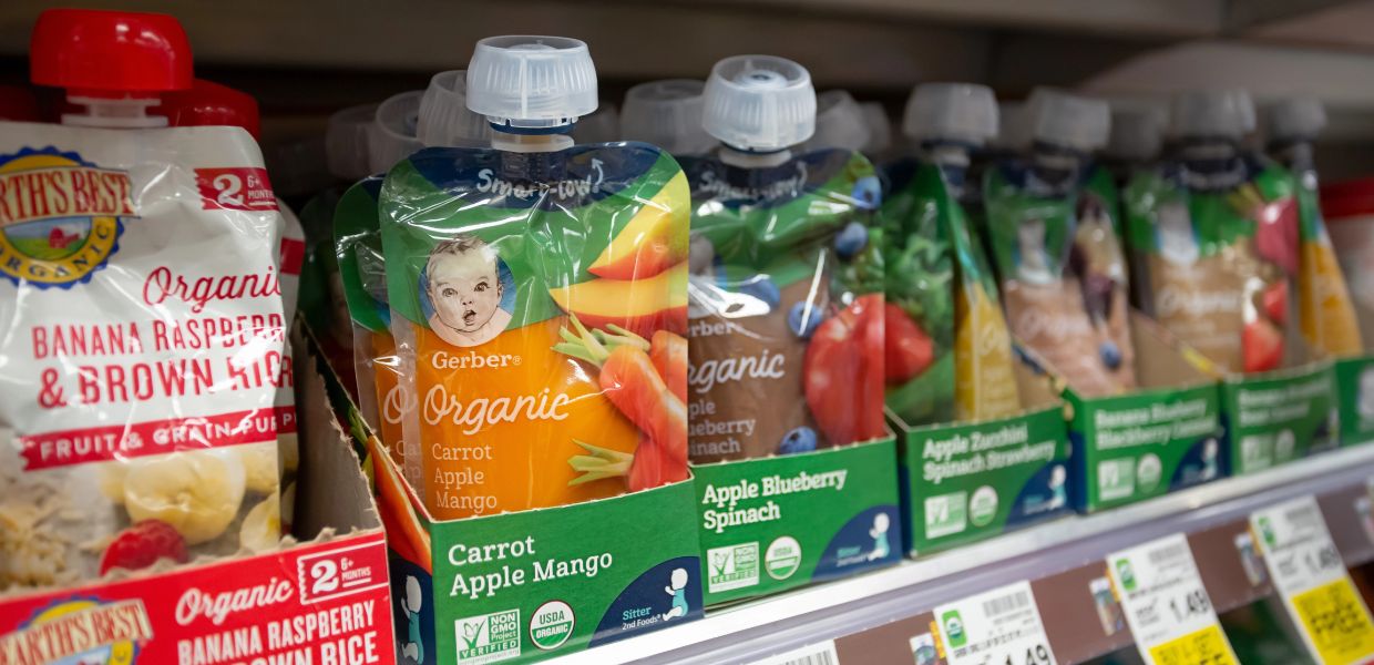 Alimenti per bambini con microplastiche e sostanze chimiche, il report di Greenpeace
