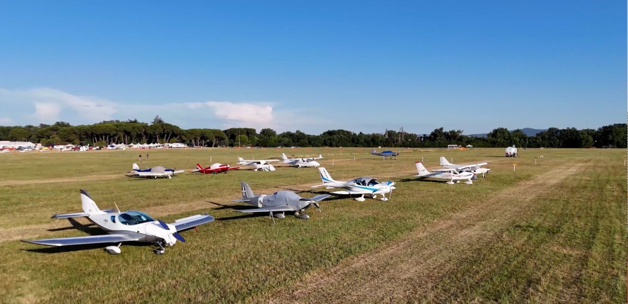 Castiglione del Lago (Pg) capitale del volo con centinaia di velivoli