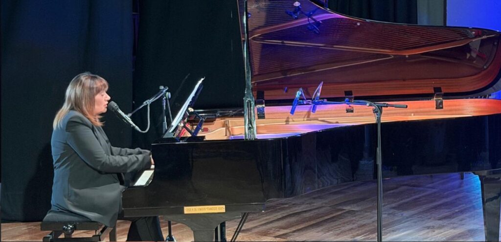 Mariella Nava a La Valigia dell’Artista: una puntata tra canzone d’autore, letteratura e cinema 1 Mariella Nava a La Valigia dell’Artista una puntata tra canzone d’autore, letteratura e cinema, Mariella Nava al pianoforte