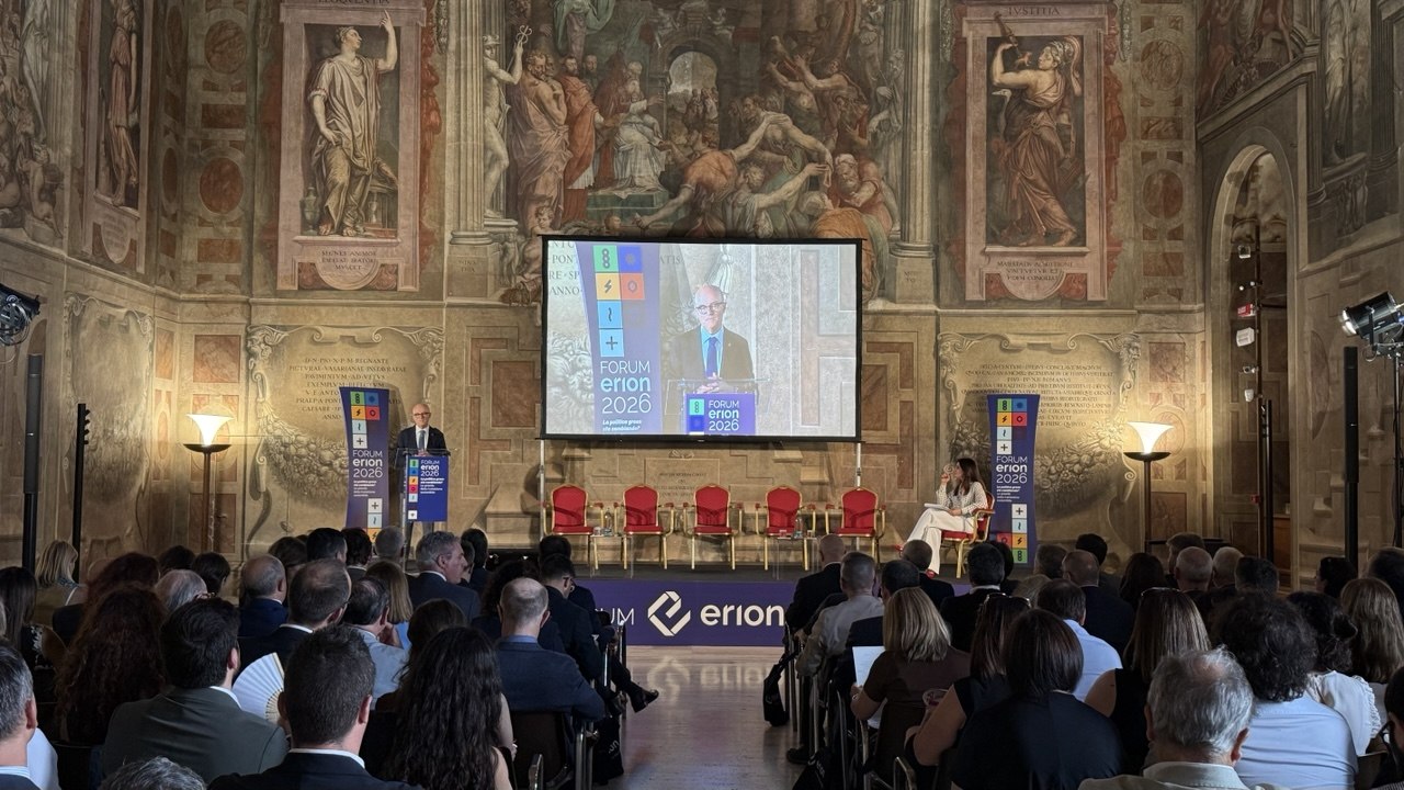 Secondo il Rapporto Strategico di TEHA Group (The European House-Ambrosetti), realizzato in collaborazione con Erion, quasi il 60% delle imprese chiede alla politica un ruolo attivo nel supporto al sistema industriale per la transizione sostenibile.