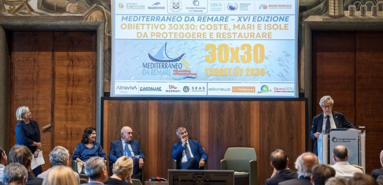 XVI edizione della campagna promossa da Fondazione UniVerde e Marevivo, con l’adesione del Corpo delle Capitanerie di Porto – Guardia Costiera e del Consiglio Nazionale delle Ricerche, con il patrocinio di UNEP/MAP. Campaign partner Almaviva Group. Presentate le best practice dei partners Castalia, Marnavi e Seas Geosciences.