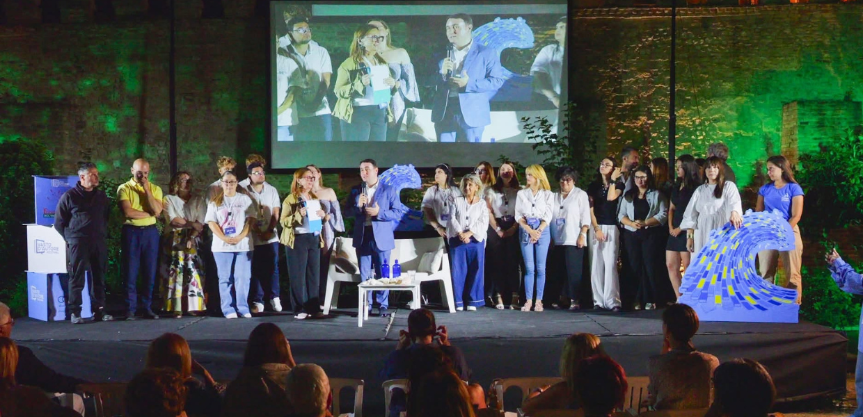 La quinta edizione di Vasto d’Autore, andata in scena dal 2 al 5 luglio 2026 nei Giardini settecenteschi di Palazzo d’Avalos e al Teatro Rossetti del Comune di Vasto, ha confermato la crescita di un festival che, anno dopo anno, si trasforma sempre di più in un presidio culturale di riferimento per l'Abruzzo e non solo.