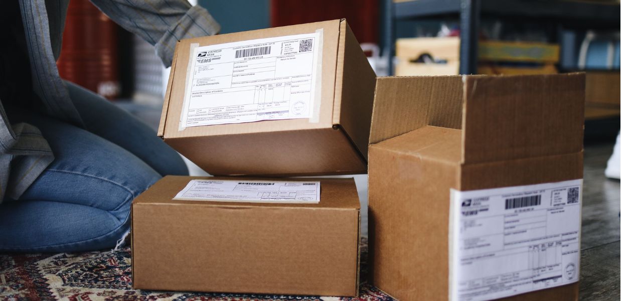 Mettere un freno all’enorme flusso di spedizioni a basso costo che ogni giorno entra nel mercato europeo. Ecco cosa cambia dal 1 luglio con la nuova tassa di 3 euro per i pacchi low cost. 